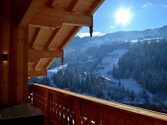 Ferienwohnung Schwalbenwand - Blick vom Balkon auf das Skigebiet Aberg